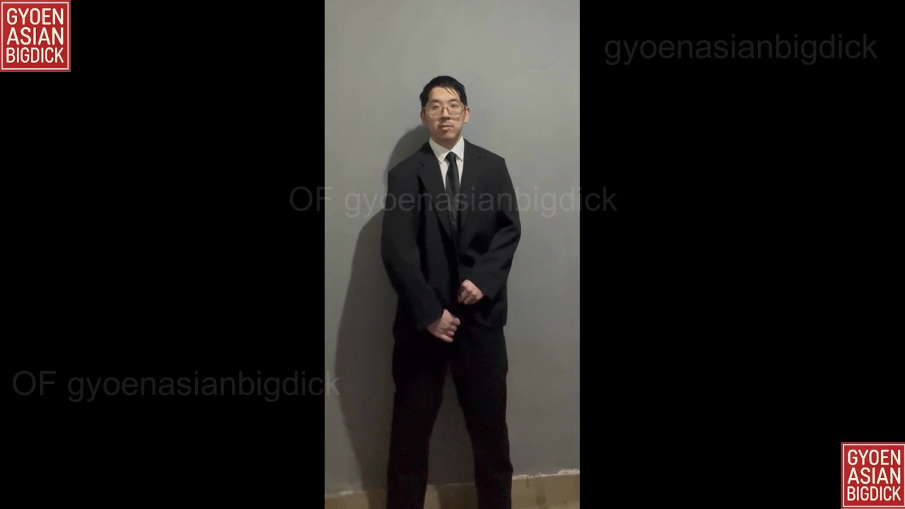 Asyalı adam ofiste sikini gösteriyor
