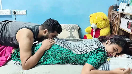 Mallu ateşli evli kadın götüne ve sırt masajına mallu kocası tarafından ateşli romantizm