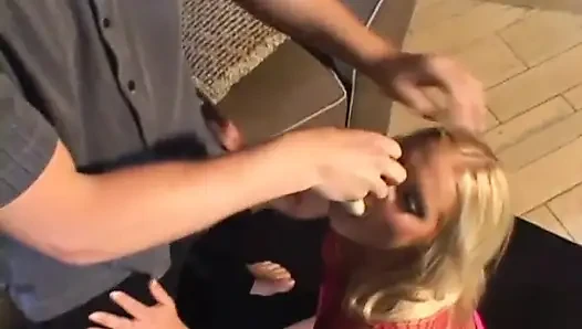 Adam azgın sarışın kadının amını ve götünü sikiyor ve sonra yüzüne boşaltıyor