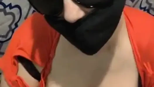 Pijama partisinde arkadaşına mastürbasyon yapıyor
