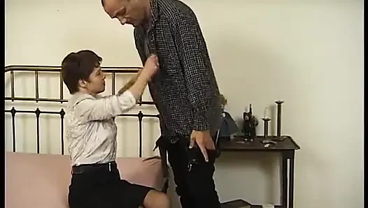 Çoraplı esmer olgun yarak emiyor ve sikiliyor