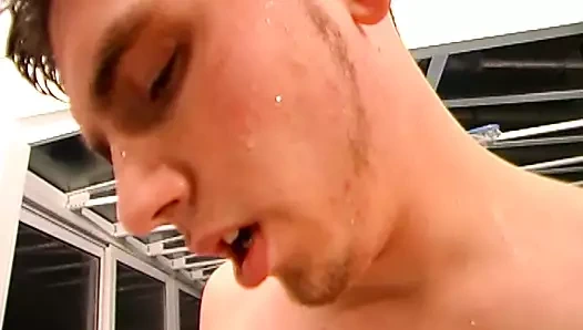 İyi görünümlü Alman genç kız dik göğüslerini dölle kaplıyor