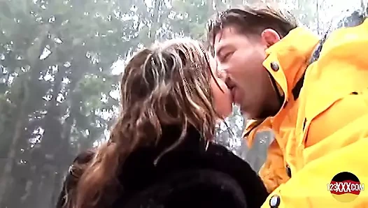 Büyük memeli Alman kadın soğukta sikişmeye bayılıyor