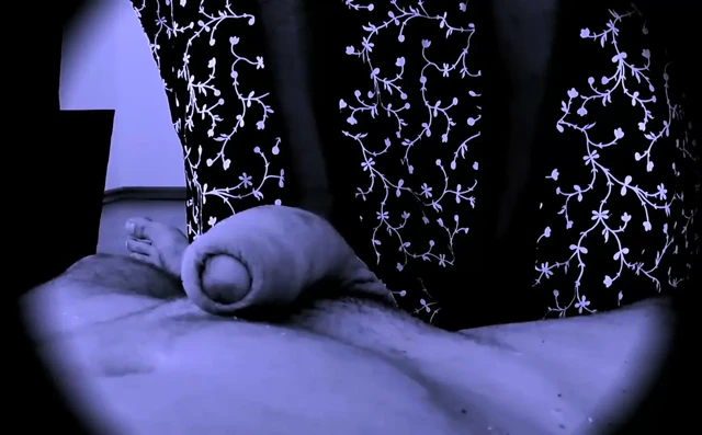 Ateşli sarışın bdsm yapıyor ve yarağı yalıyor