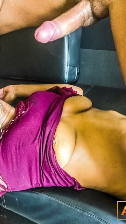 Olgun abanoz milf sağılan bir asılı beyaz döküm ajan | Klip 2