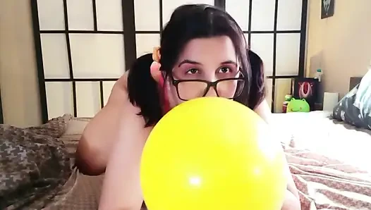 Sevimli at kuyruklu kız sakso ve balon patlatıyor - bunny looner