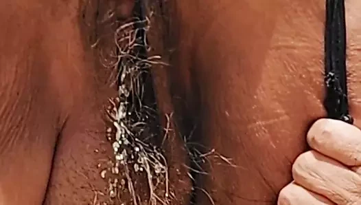 Kıllı amcıklı olgun latin nine çölde işemeyi bırakıyor