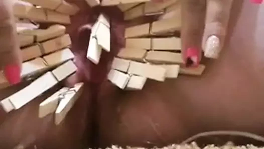 Dudaklarda şişman inek mandalları ve klitoris işkencesi