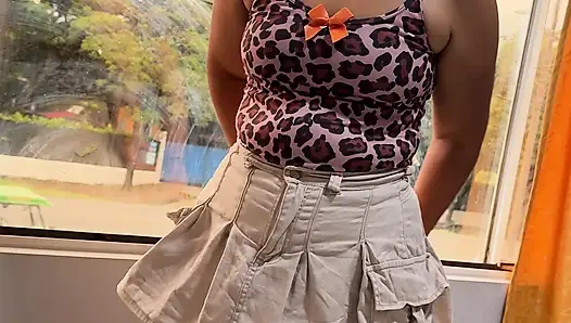 Herkes pencerenin yanından geçerken beni penisime atlatmayı çok seviyor