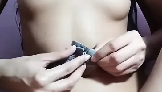 Hintli Kızın Göğüslerine Bastırıyor Ve Amcığı Yumuşak Meme Oyunu Gösteriyor Ve Islak Parmaklama Azdırıyor