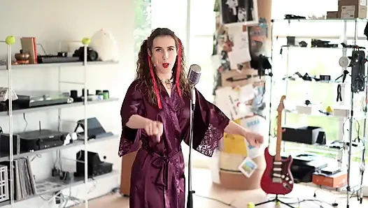 Öğretmenin evcil hayvanı, bir asi videosu