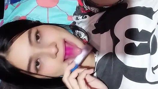 Üvey erkek kardeşim beni kampa götürüyor ve ben onun büyük yarağına binerken içime boşalıyor