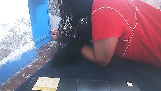 Bayan öğretmen çalışan bir partnerle sert sikişiyor