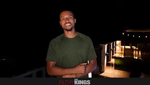 Pis krallar - sara retali büyük memeli latin tombul göt sert sikiliyor