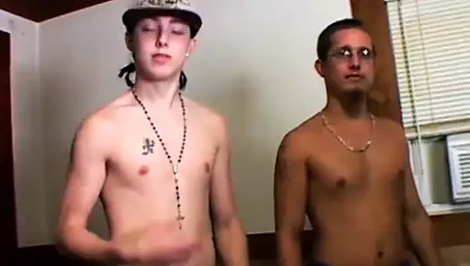 Düzgün vücutlu amatör bebek ile doğal memeler emme iki büyük yarak