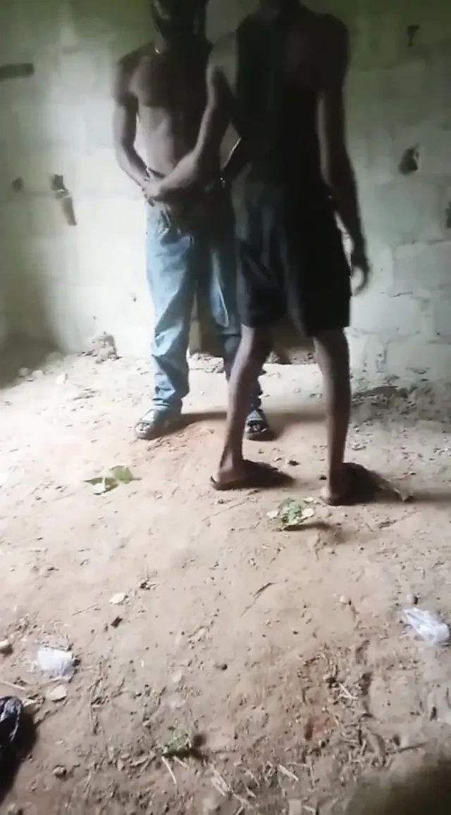 Büyük Amca Karmaşık Olmayan Binada Kuzenini Sikiyor
