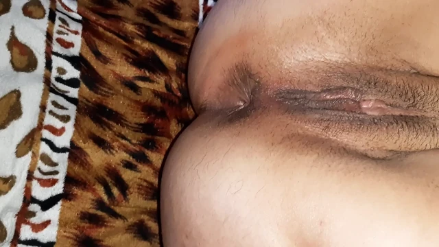 Kız arkadaşımın götünü kokluyor ve yalıyorum