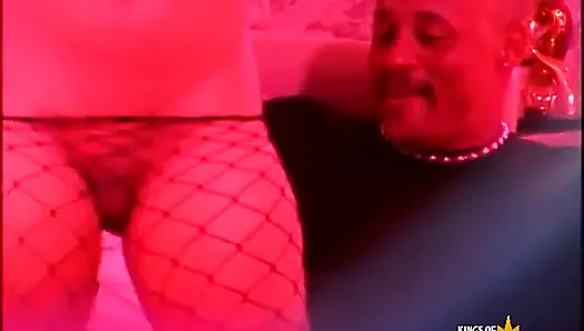 İri göğüslü zenci kadın amcığını büyük siyah yarakla sert siktiriyor