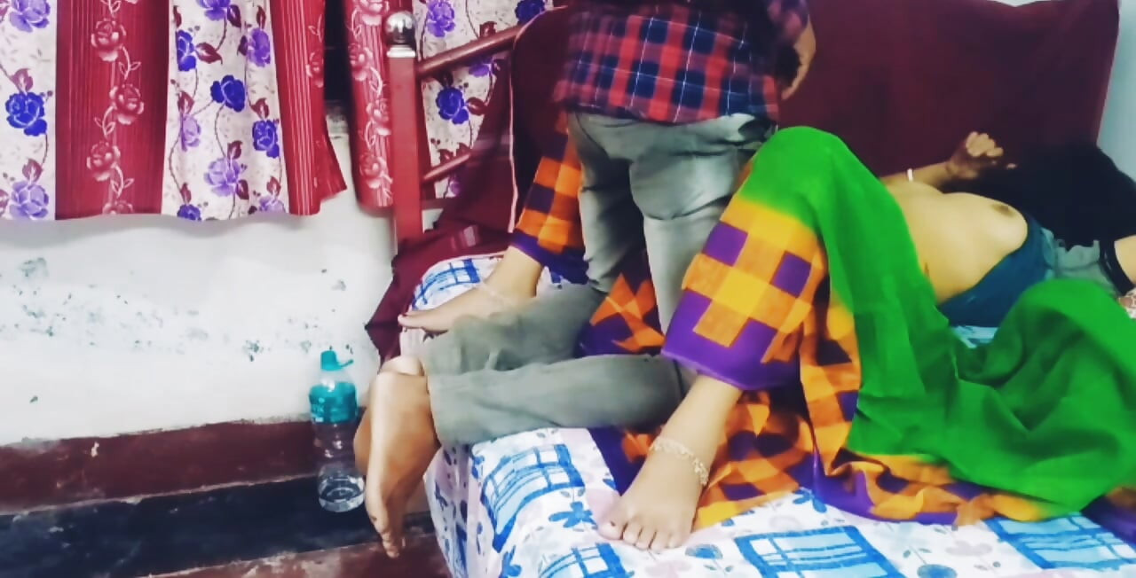 Devar Yeni Bhabi'sini Sikini Amına Sokarak Karşılıyor