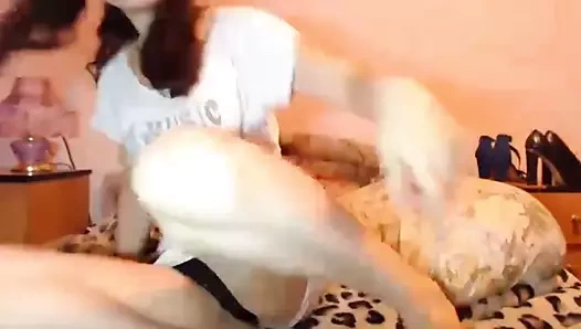 Kız ayaklarını göster ve yala