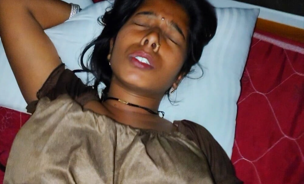 Üvey kız kardeş seks - meri chhoti sharma rahi he, kiv ki vah pahli bar kar Kari he, uski pyasi chut mene aaj sonunda dal diya'yı sikiyor