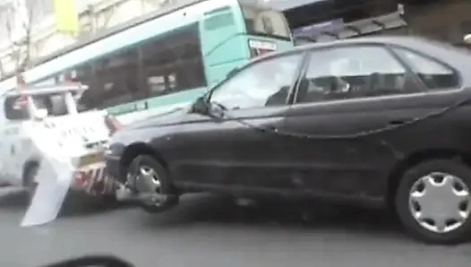 Fransız lezbiyen kızlar arabada eğleniyor