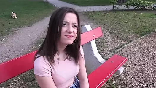 Genç kız götüne sokuyor