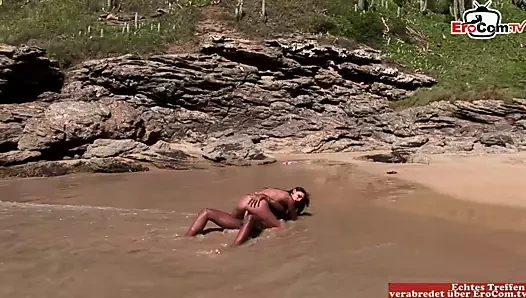 Bronz çizgilerle sıska bir latina ile okyanusta açık hava seks