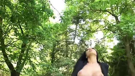 Güzel büyük göğüsler ormanda dövmeli... Amına boşalma