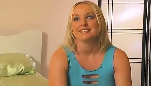 Sarışın hatun amcığını yaladı ve damlayana kadar parmakladı