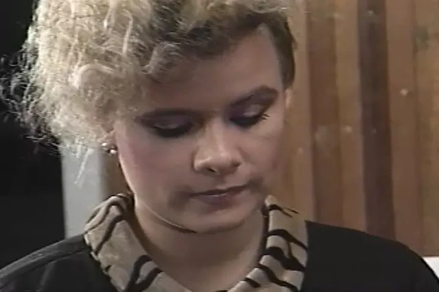 Ofis sekreteri lezbiyen patronu tarafından parmaklanıyor