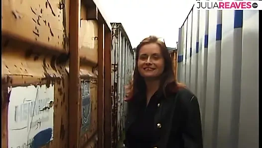 Ateşli kızlar dışarıda bir gecede sert sikiliyor