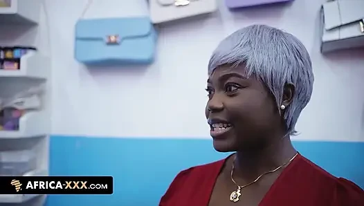İri göğüslü Afrikalı genç kız yeni bir dildo deniyor