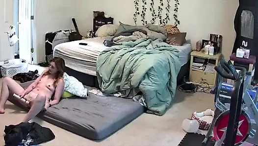 Orta yaşlı seksi kadın iş arkadaşıyla facetime'da mastürbasyon yapıyor