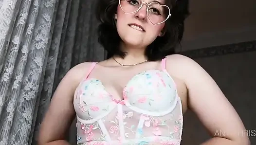 Üstsüz üvey anne kıllı koltuk altı için mastürbasyon yapmayı söylüyor