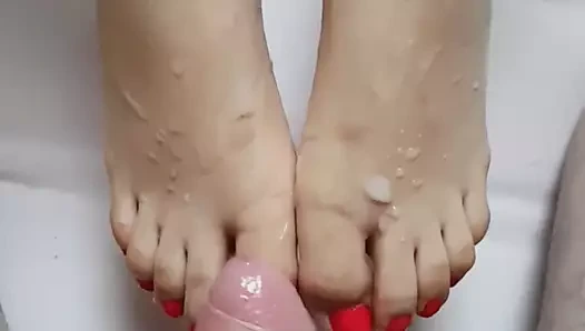 Eski kız arkadaşının ayaklarına büyük boşalma büyük canavar döl