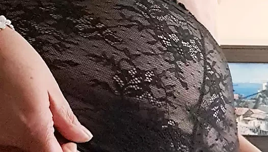 Olgun orta yaşlı seksi kadının siyah külotu