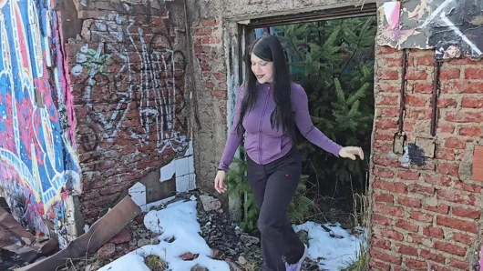 Büyük bir gotik terkedilmiş bir otelde sevişiyor - halka açık