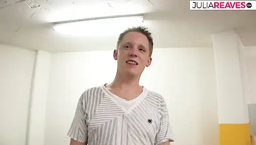 Sıska kız büyük bir yarakla öğürüyor ve götüne boşaltıyor