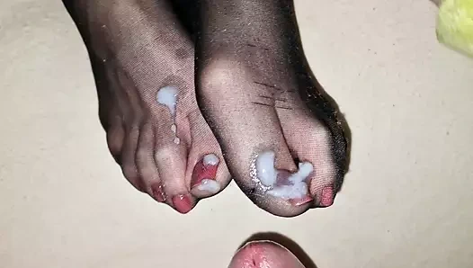 Karısının siyah naylon çoraplarına boşalma