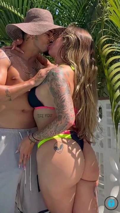 PERISI YETENEKLI HAVUZ TEMIZLIKÇISININ GÖZÜNÜ YAKALıYOR! Amcığımı sik! | Klip 1