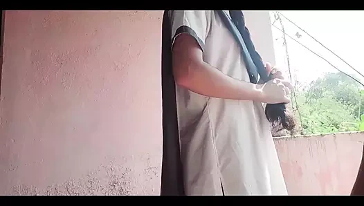 Hintli bir kıza eğitim veren beyefendi ona bir pet verdi