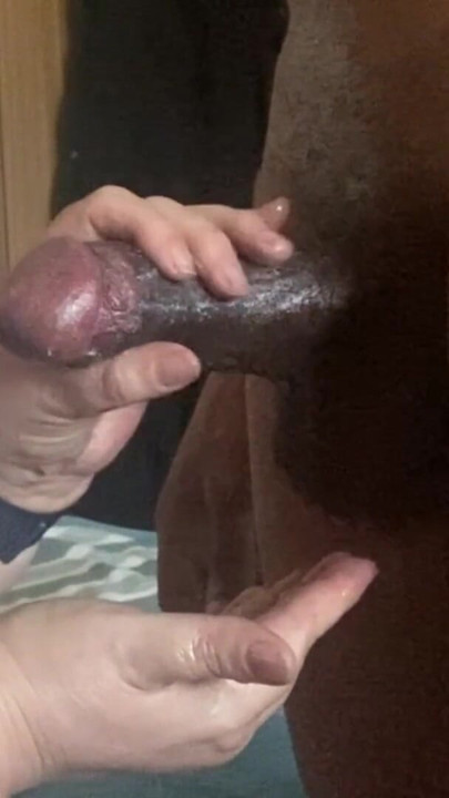 Büyük zenci yarağı orta yaşlı seksi kadının yağlı ellerine boşalıyor. Yan odadan hafif yarak masajı | Klip 2