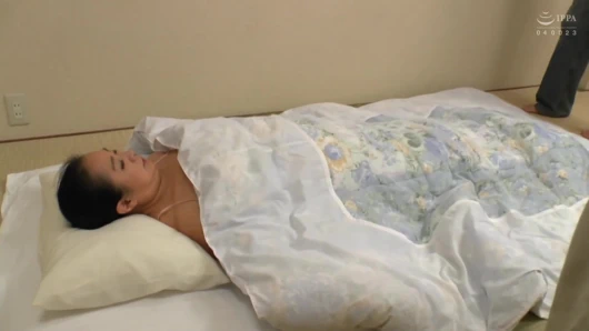 Yaşlı kadın yoğun bir alışveriş sokağında hedef alınıyor - bölüm 8