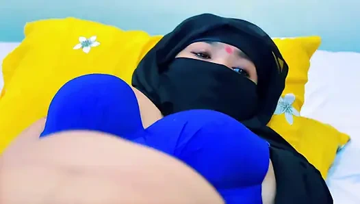 Kocam beni evde yalnız bırakıyor ama komşum her zaman sikişerek bana yardım ediyor - Mısırlı tesettürlü kız seks