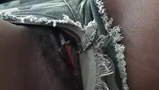 Afrika'da küçük bir kedi ile oynamak