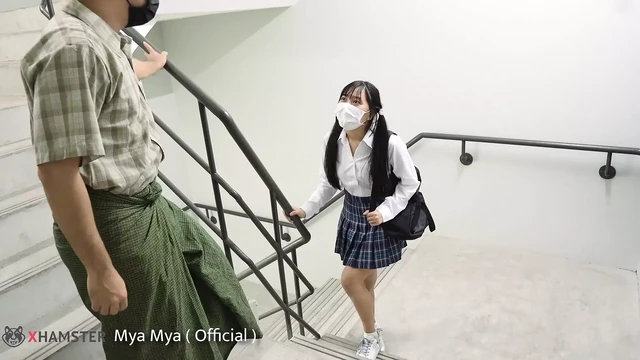 18-летняя девушка с тугой киской соблазняет замужних мужчин, чтобы трахнуть ее задницу