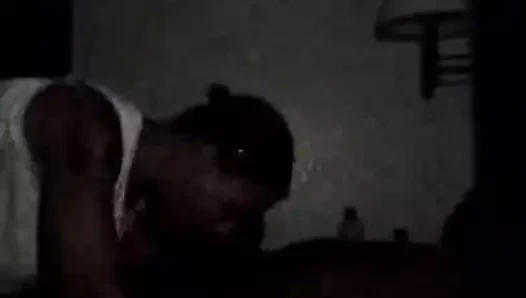 Yarakla sevişmek için ağzını kullanıyor