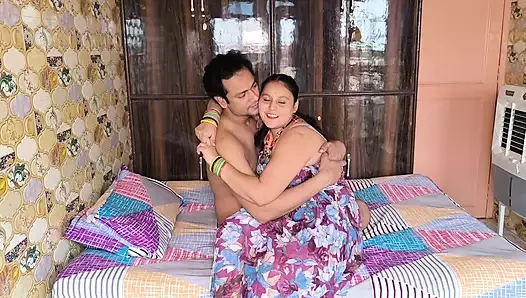 Puja yenge ki chudai amcığının içine boşalıyor