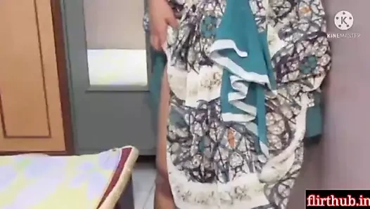 Nokrani Aunty Sari Utha Ke Pocha Lga rhi thi Malik Ke Samne